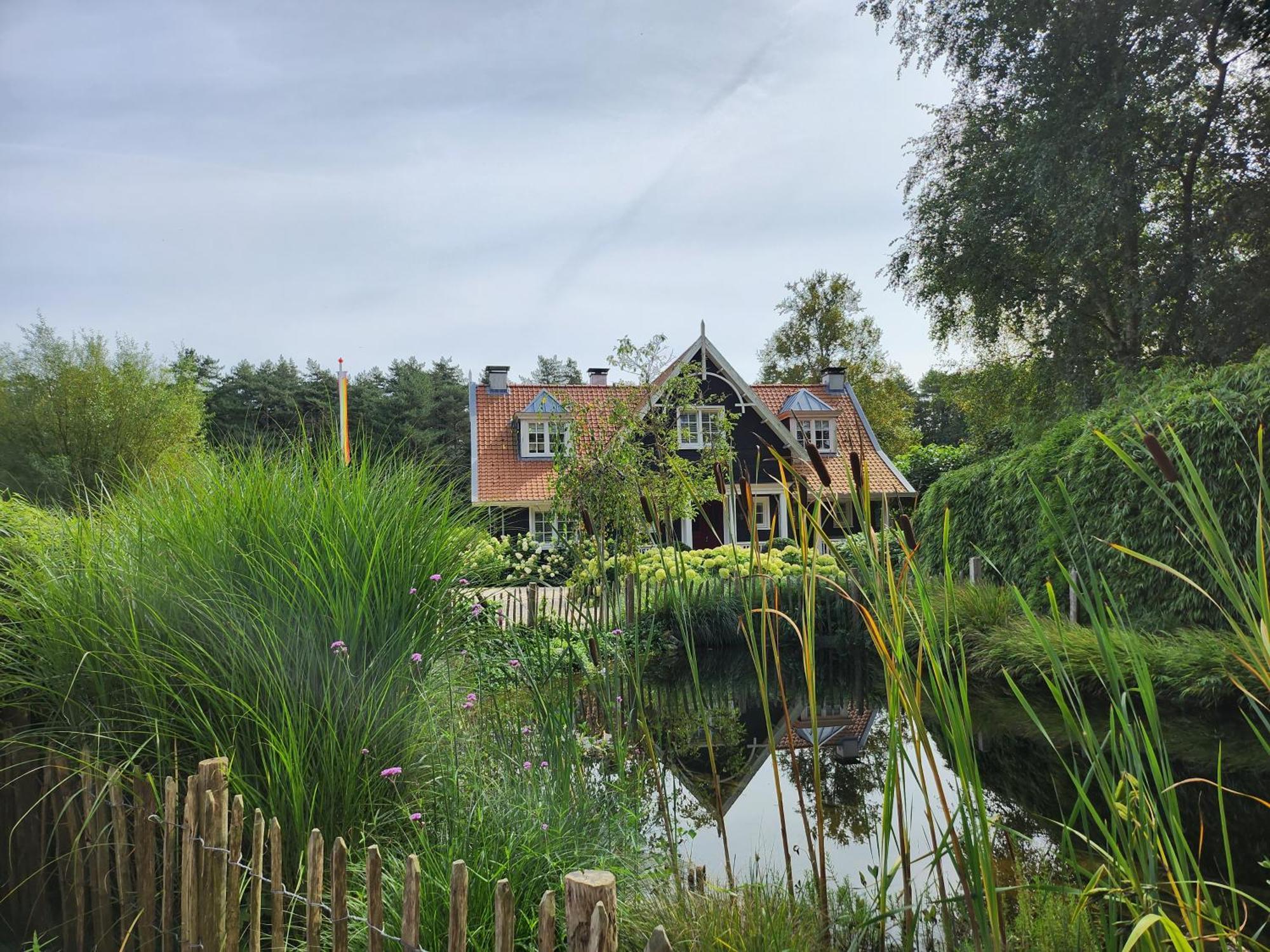 Bed and Breakfast Huize Koempoelan à Naarden Extérieur photo